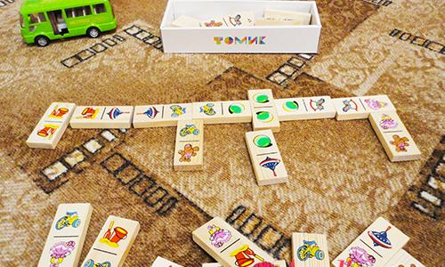 Svrha igre: izgraditi lanac domino karata sa istim slikama